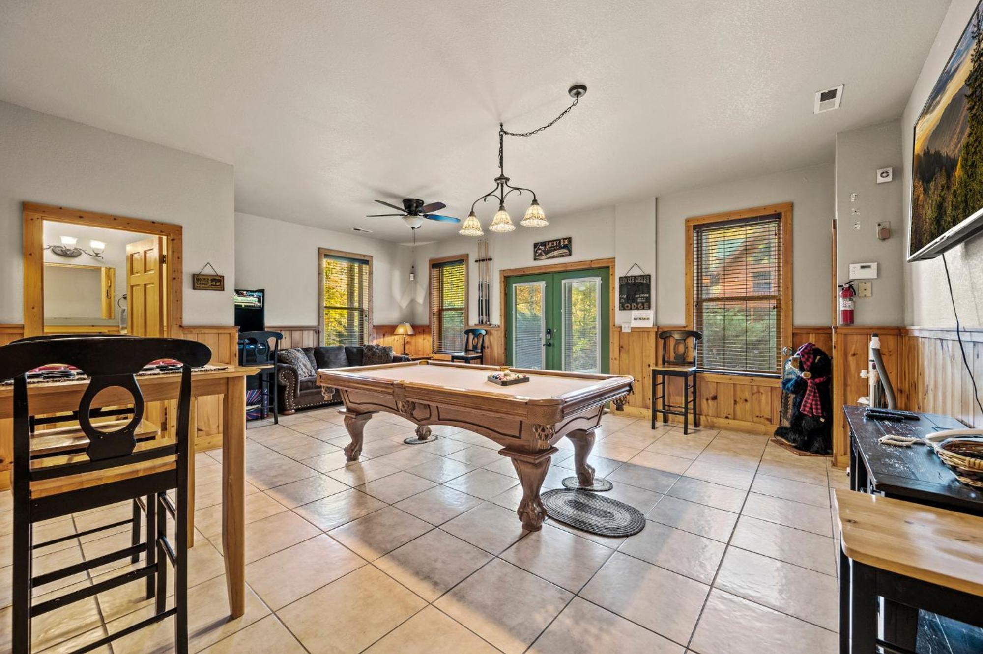 Relaxation Retreat - Pickleball Cabin - Wi-Fi, Fire Pit With Bar, Ev, Game Room, Hot Tub, Pool Access - Mins To Pf Sevierville Zewnętrze zdjęcie