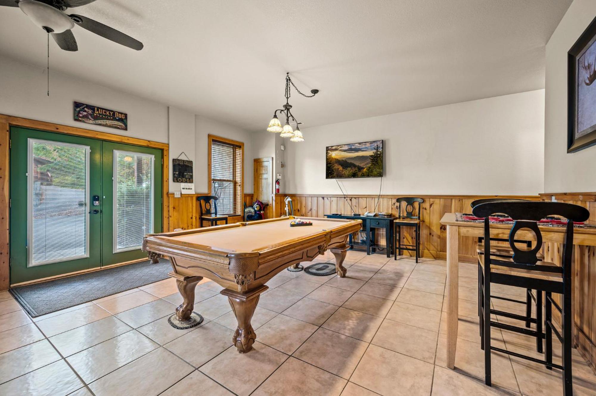 Relaxation Retreat - Pickleball Cabin - Wi-Fi, Fire Pit With Bar, Ev, Game Room, Hot Tub, Pool Access - Mins To Pf Sevierville Zewnętrze zdjęcie