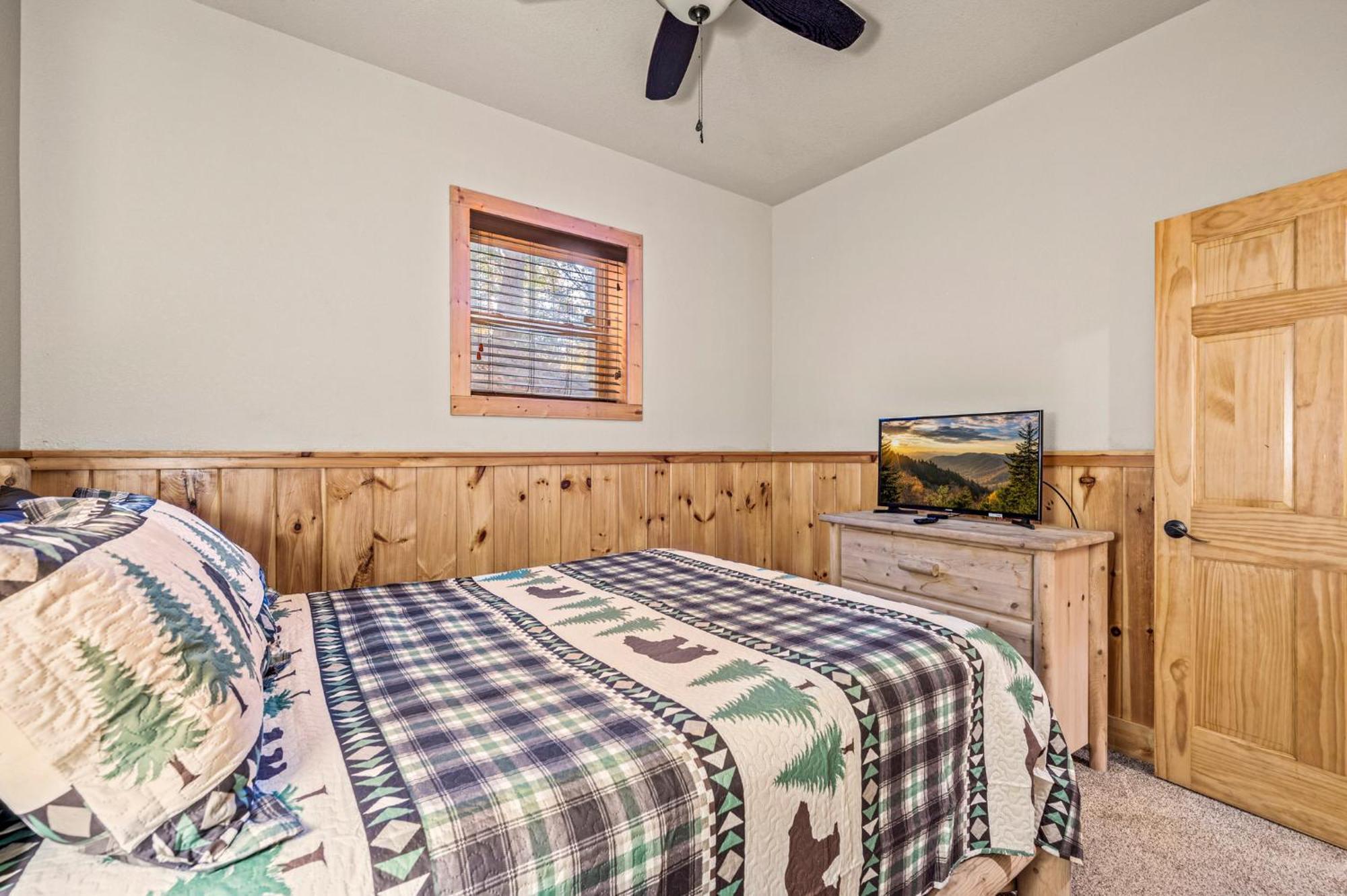 Relaxation Retreat - Pickleball Cabin - Wi-Fi, Fire Pit With Bar, Ev, Game Room, Hot Tub, Pool Access - Mins To Pf Sevierville Zewnętrze zdjęcie