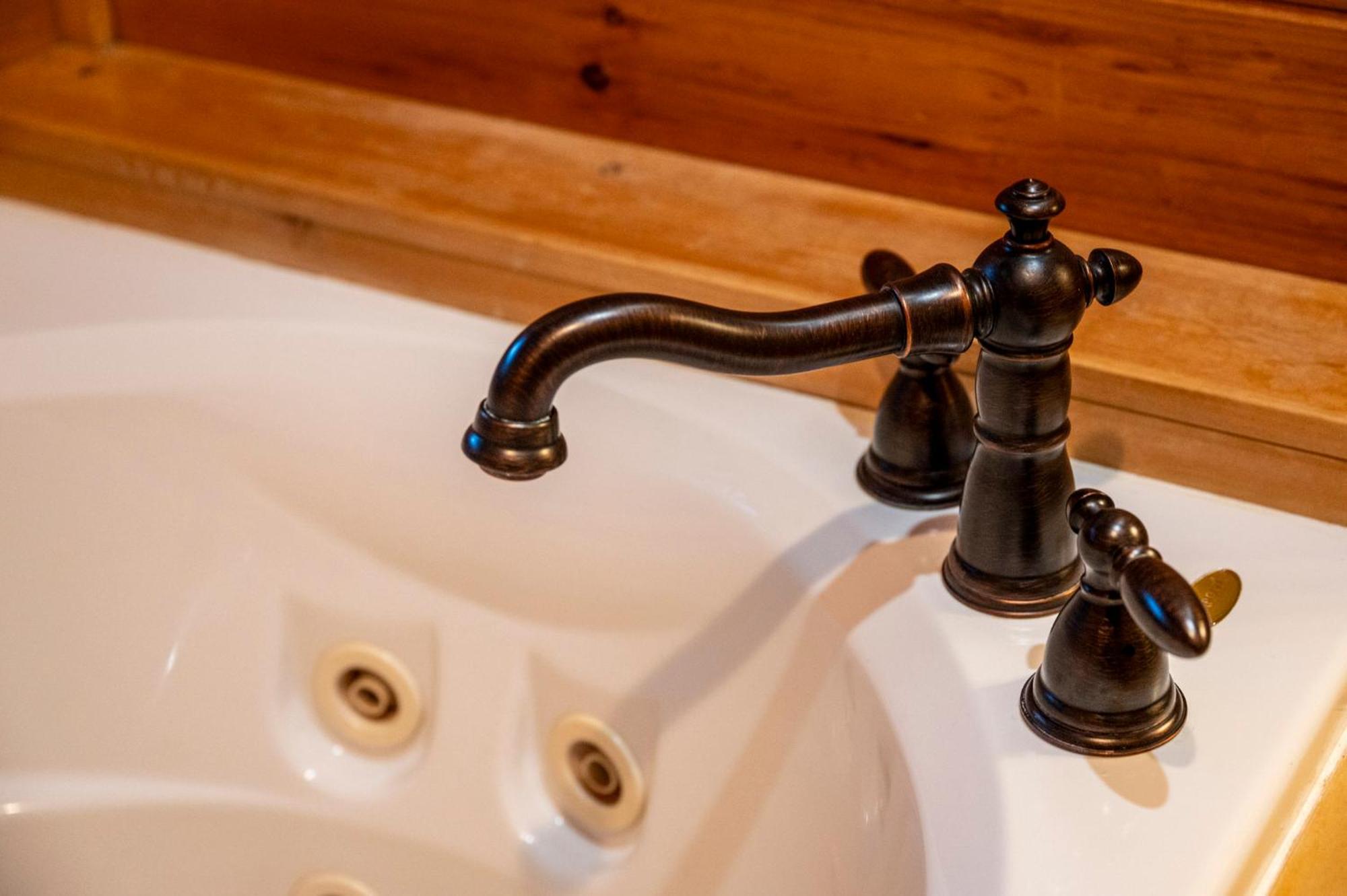 Relaxation Retreat - Pickleball Cabin - Wi-Fi, Fire Pit With Bar, Ev, Game Room, Hot Tub, Pool Access - Mins To Pf Sevierville Zewnętrze zdjęcie