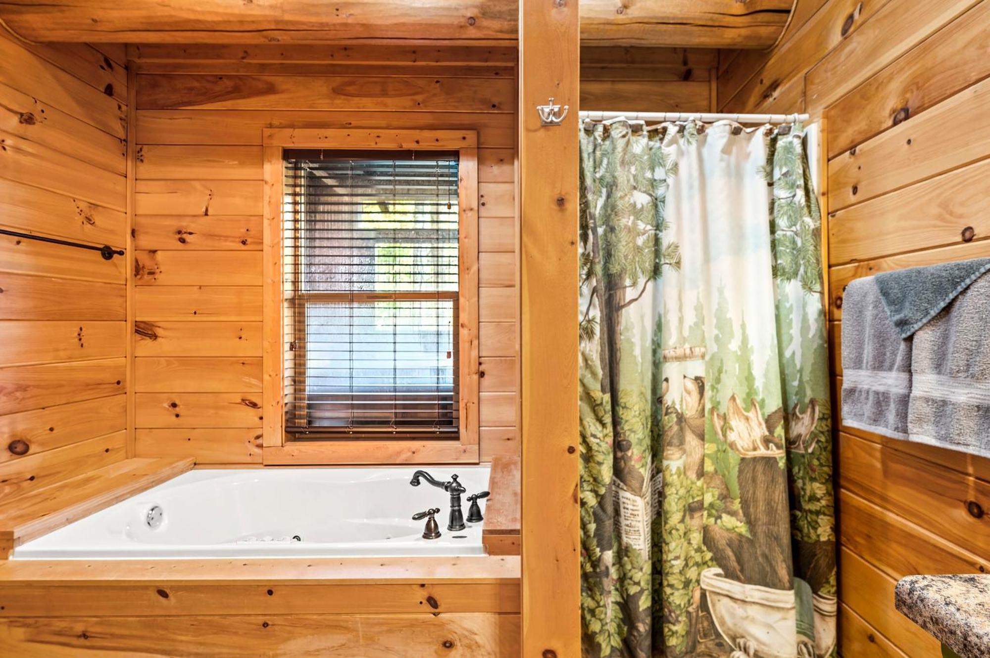 Relaxation Retreat - Pickleball Cabin - Wi-Fi, Fire Pit With Bar, Ev, Game Room, Hot Tub, Pool Access - Mins To Pf Sevierville Zewnętrze zdjęcie